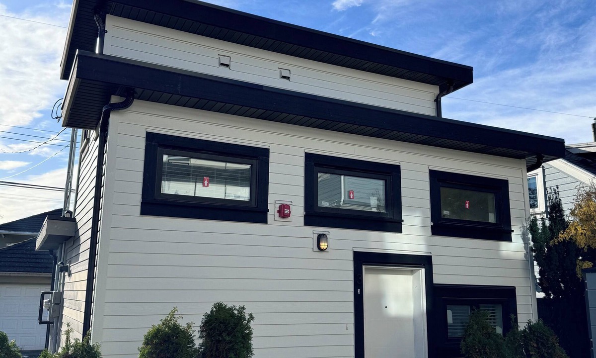 Sunset House | Entire 2-Level Private Guest House 10 min to YVR and 15 min to Downtown| Parking