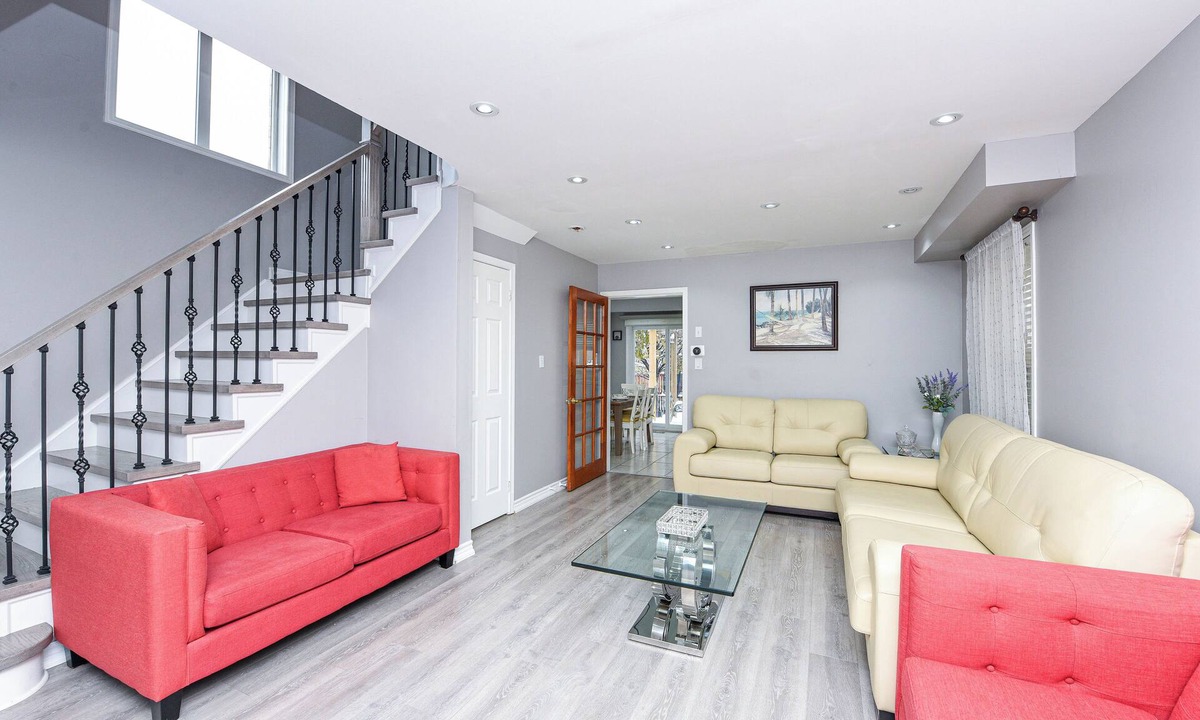 Meadowvale Village House | Entire 4BR 3BA Home in Mississauga, Sleeps 8, 10 mins to Pearson Airport