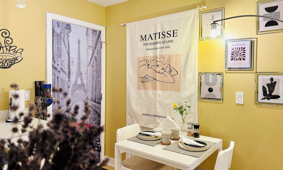Grandview-Woodland Apartment | Entire Guest Studio Suite w/King-Bed | Bathtub | Parking
