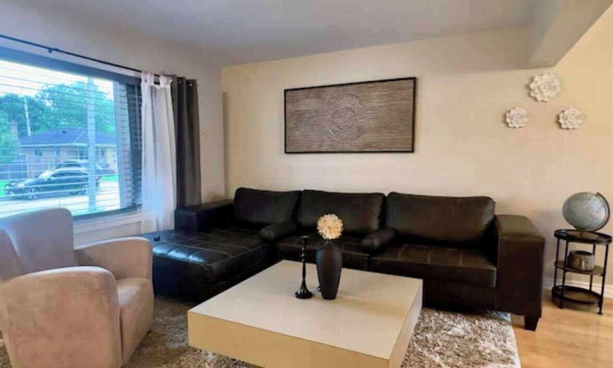 Windsor House | Entire home in Windsor, Canada Terrific 3-bedroom house in charming neighborhood