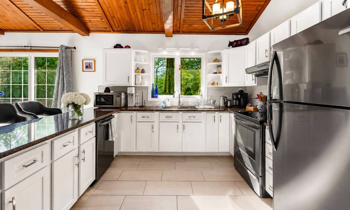 Summerside House | Entire Home -Wooded Trailside Retreat including Bikes, Pickleball Paddles & More