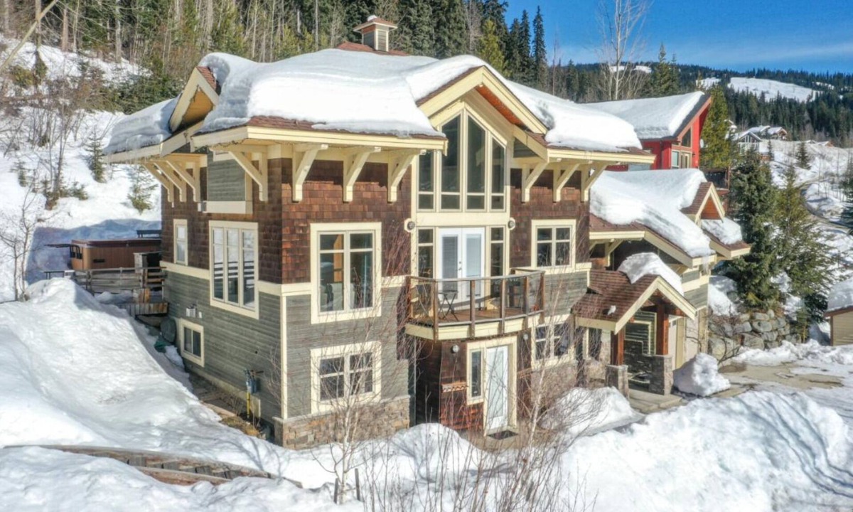 Sun Peaks House | Entire house, Close to ski lifts and ALL amenities, fully equipped