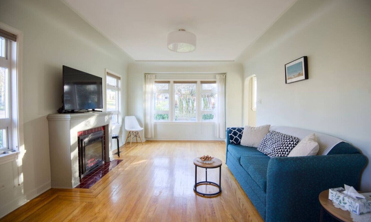 East Side House | Entire Main House Near Skytrain