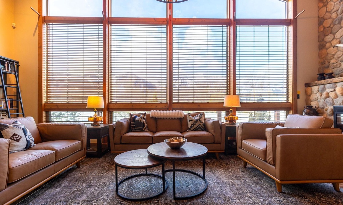 Fernie Ski Chalet | Epic Views with Hot Tub, Sauna & Fitness Room.