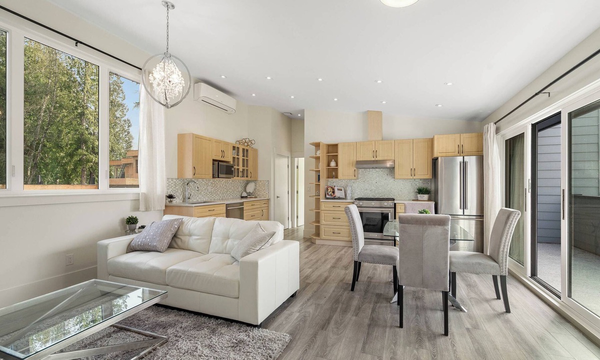 Walnut Grove Apartment | Estate Style Property 2 Bed 1 Bath Coach Home Fort Langley/Walnut Grove