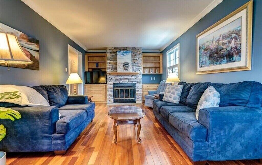 Southampton House | Eucalyptus Cottage - Steps to Downtown and the Big Flag - 3 Bedroom - 1 Bathroom