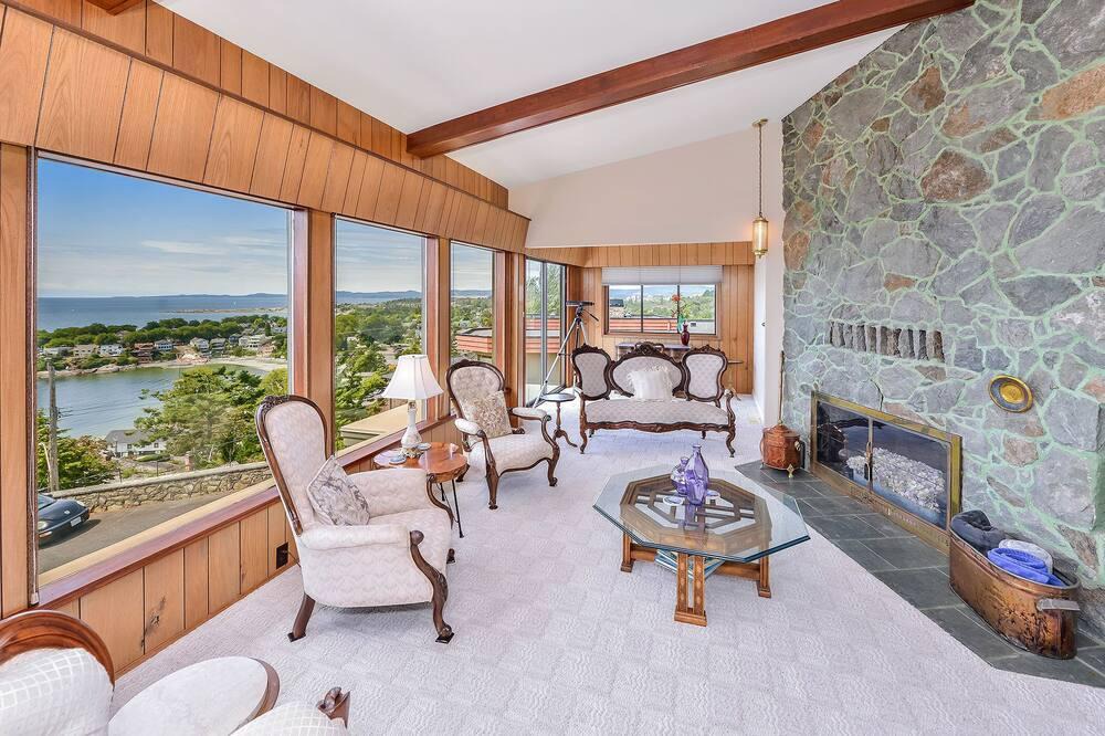 Fairfield House | Executive 3 Bedroom With Sweeping Ocean and Mountain Views
