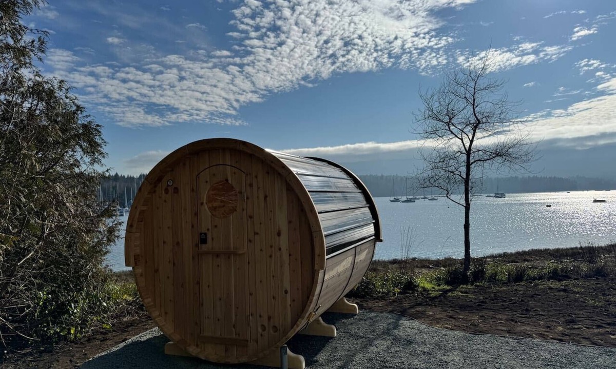 Regional District of Nanaimo House | Executive Beach House - Oceanfront and Waves