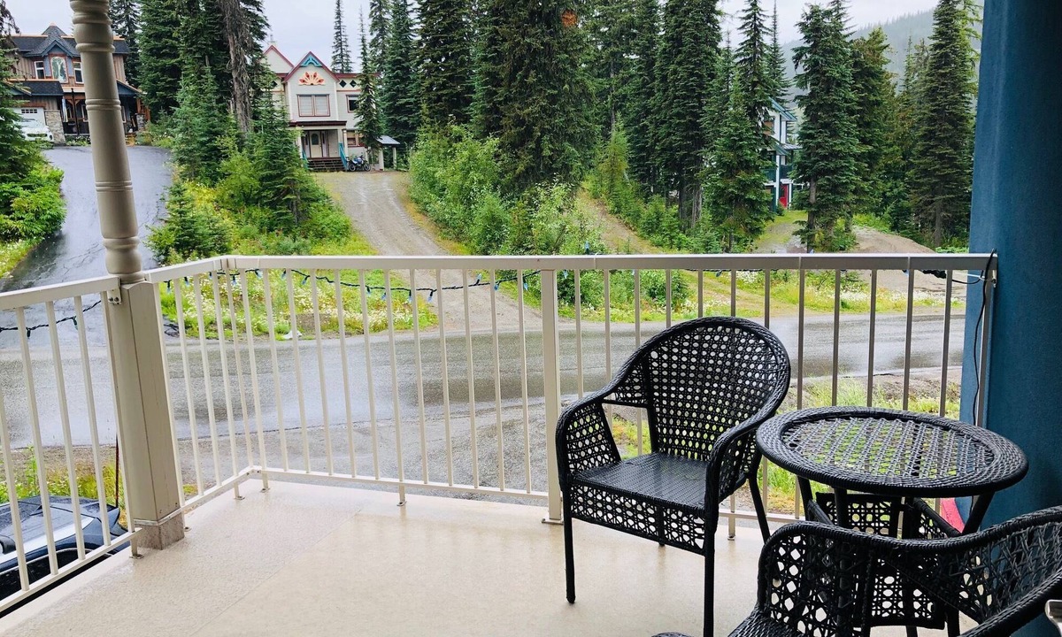 Silver Star Mountain Ski Chalet | Fabulous Home on Lower Knoll - Each Bedroom w/Ensuite, Private Hot Tub & BBQ