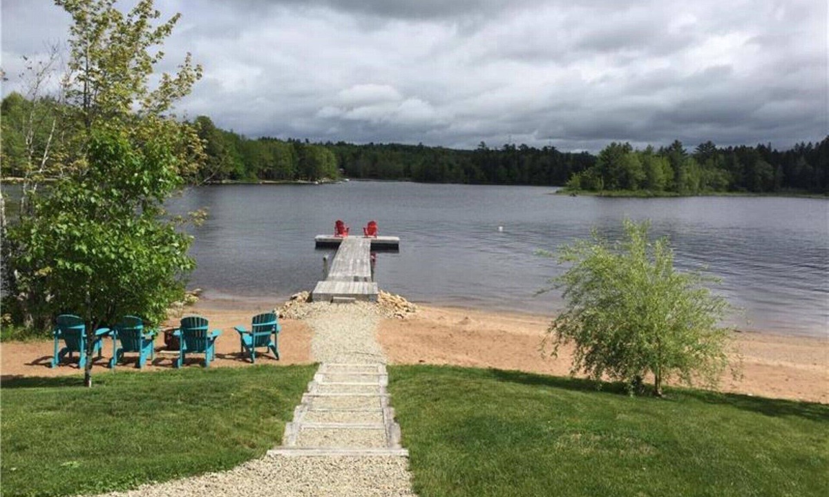 Smiths Corner Cottage | Falls Lake Beautiful Lakefront Year Round Cottage