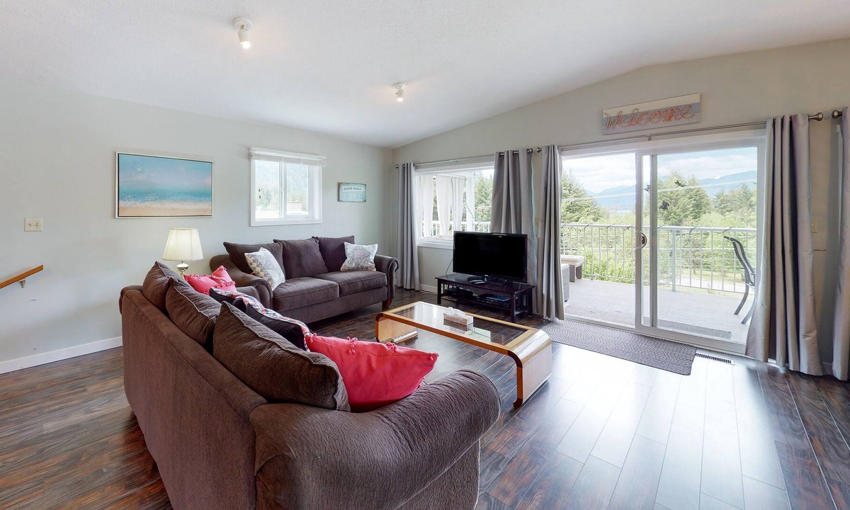 Christina Lake House | Family friendly lake home w/ full kitchen, a large yard, & furnished deck