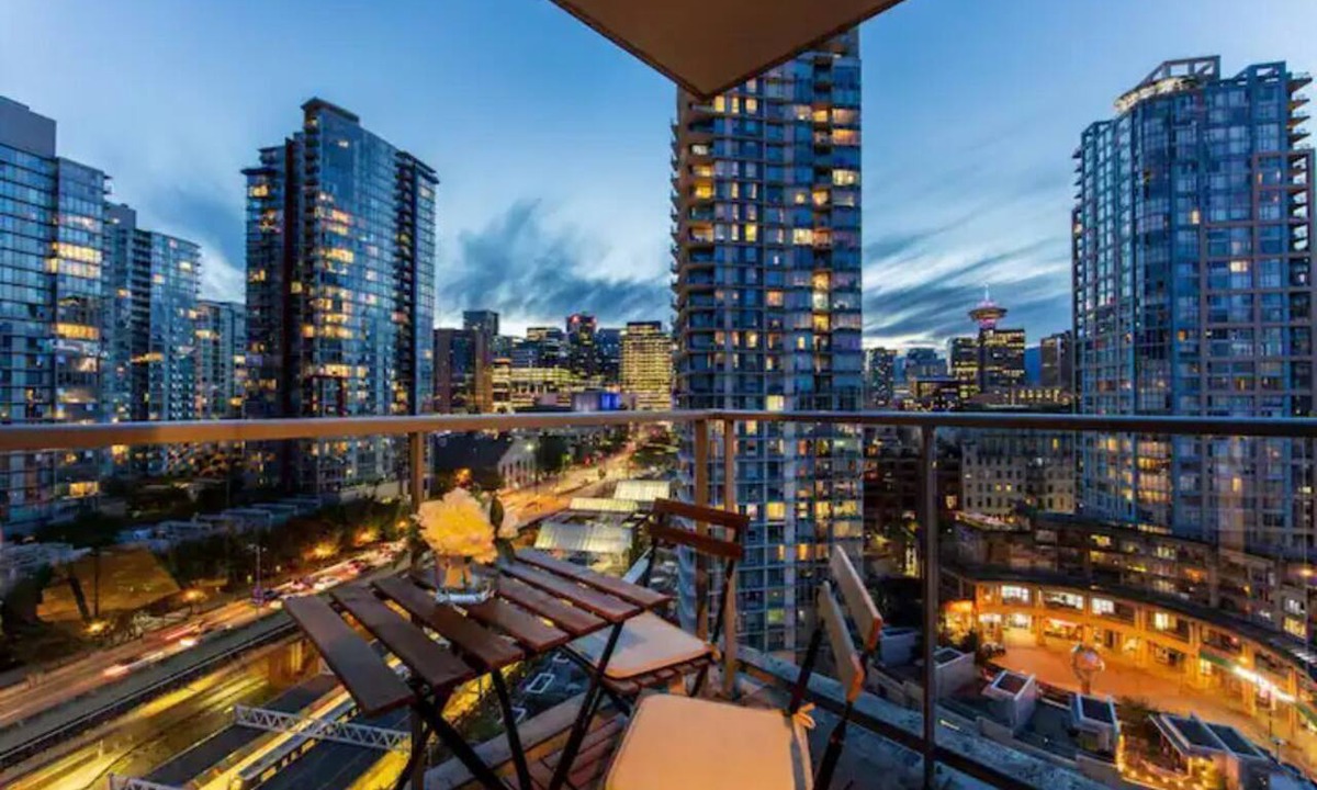 Crosstown Apartment | Family-Friendly Condo near Rogers Arena | Parking