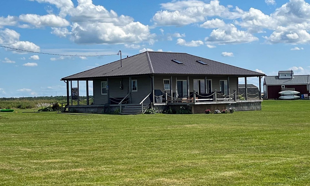 Darnley Cottage | Family friendly cottage with water view- Minutes from Thunder Cove Beach
