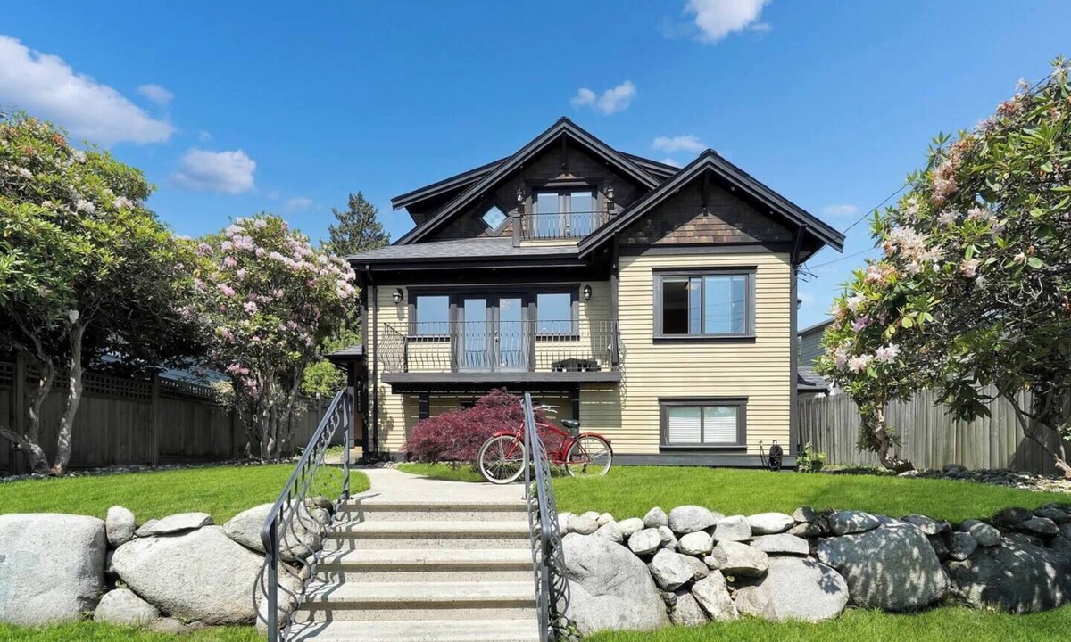 Ambleside House | Family Home: Hot Tub/Beach/Ski/Cruise Ship/Stanley Park/Capilano Bridge/Whistler