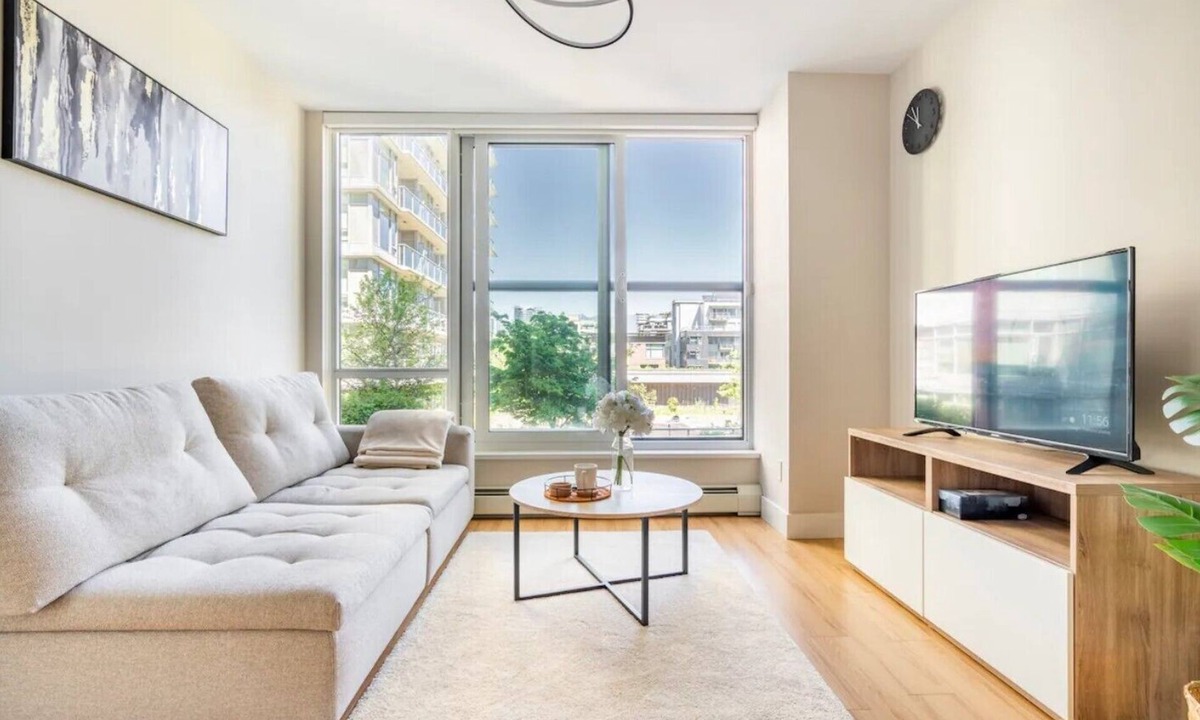 Southeast False Creek Apartment | Family Size Luxury Residence/Parking/Gym/Mountain View/Complete with Essentials