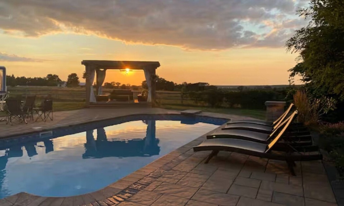 Minesing House | Farm House Oasis: Pool, Horses, Hot Tub, sleeps 12