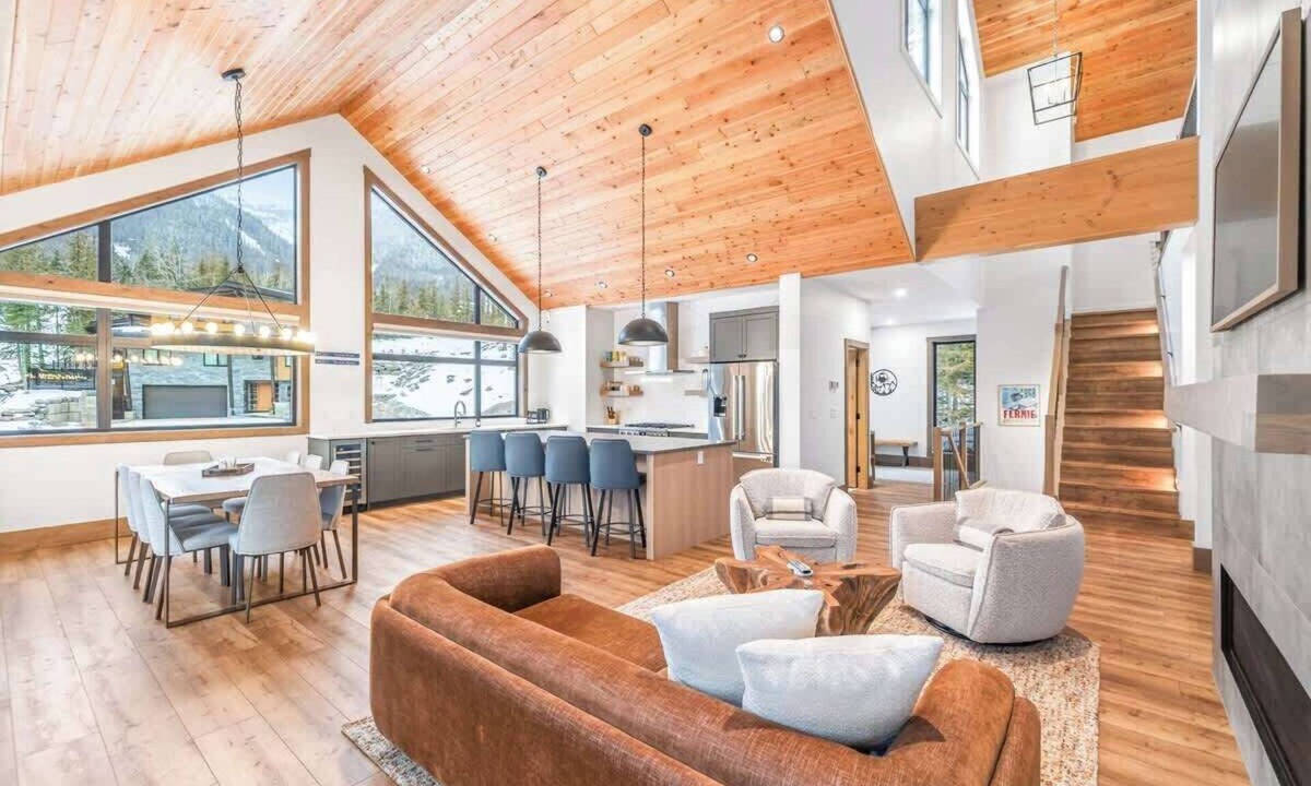 East Kootenay Ski Chalet | Fernie Alpine Chalet: Sports Court & Hot Tub