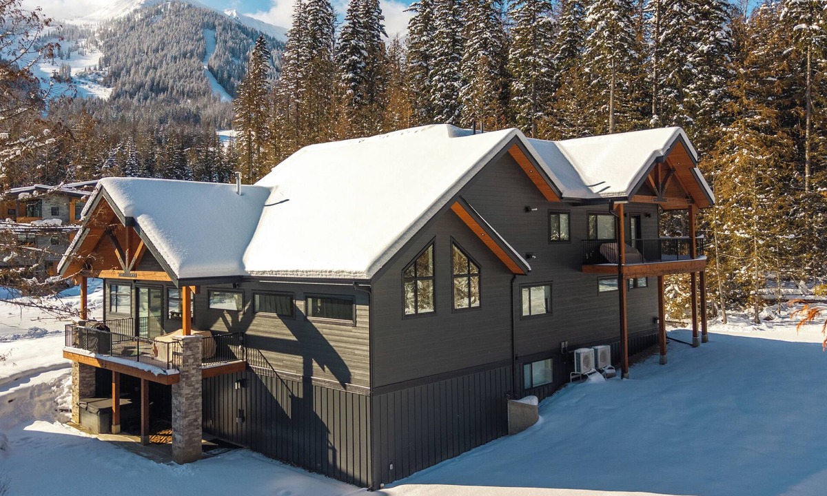Fernie Ski Chalet | Fernie Alpine Court Chalet – Squash Court, Ski-In, Hot Tub, Panoramic Views