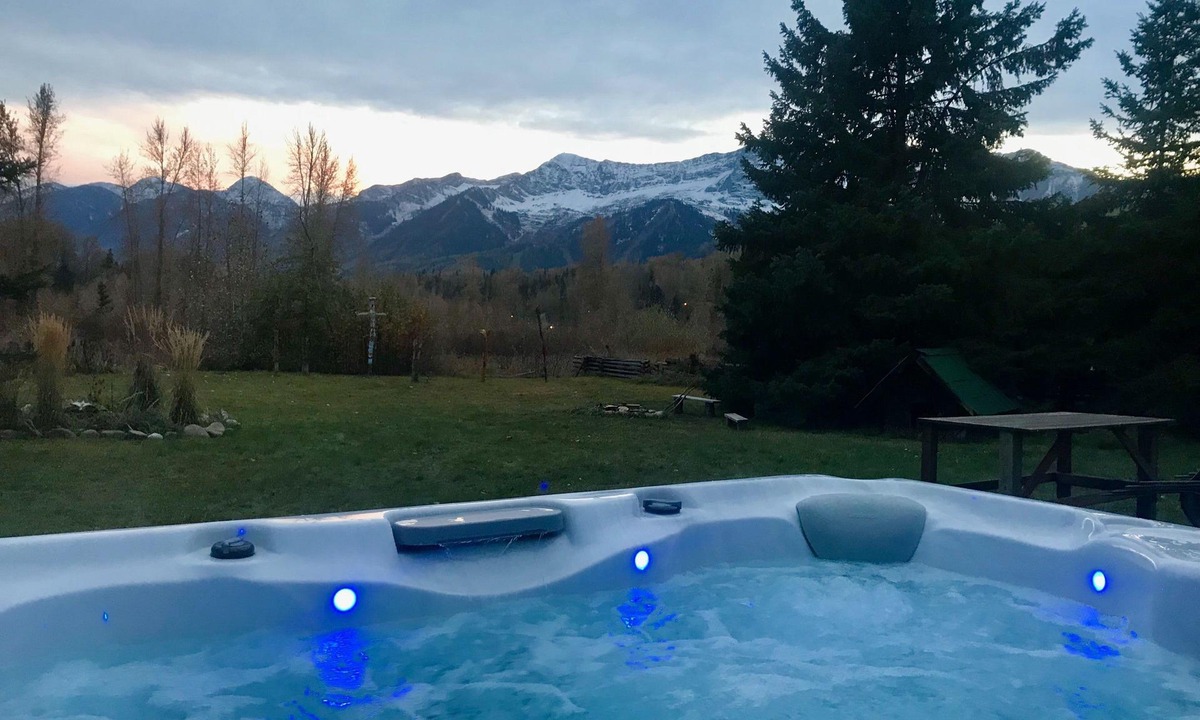 Fernie Cabin | Fernie Lodging-2-6 people guest suite. 6-8 full lodge.Great location.B&B option