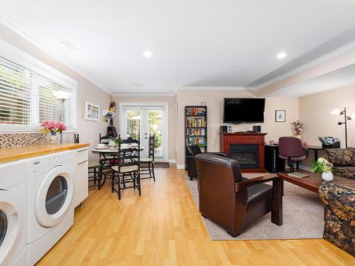 Horseshoe Bay Apartment | Ferry Walk House