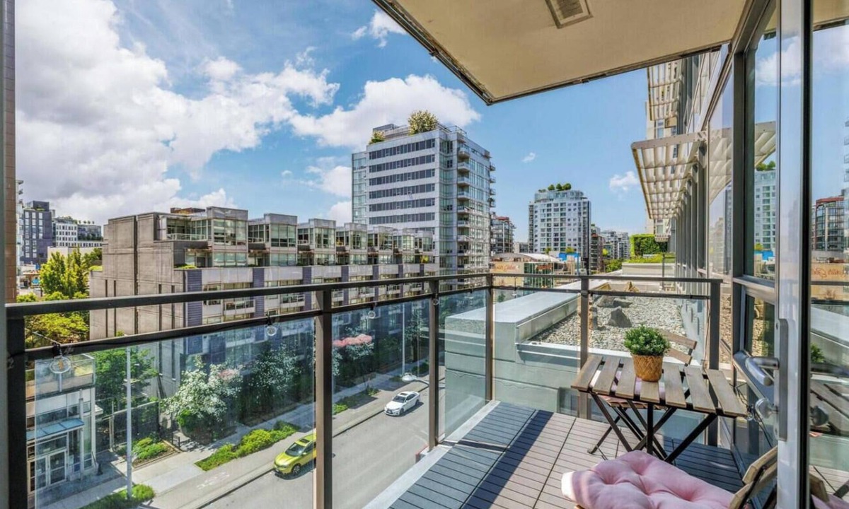 Mount Pleasant Apartment | MAJOR INTERNATIONAL SPORTING EVENT Stay 1BR| Steps to Seawall | Free Parking+AC
