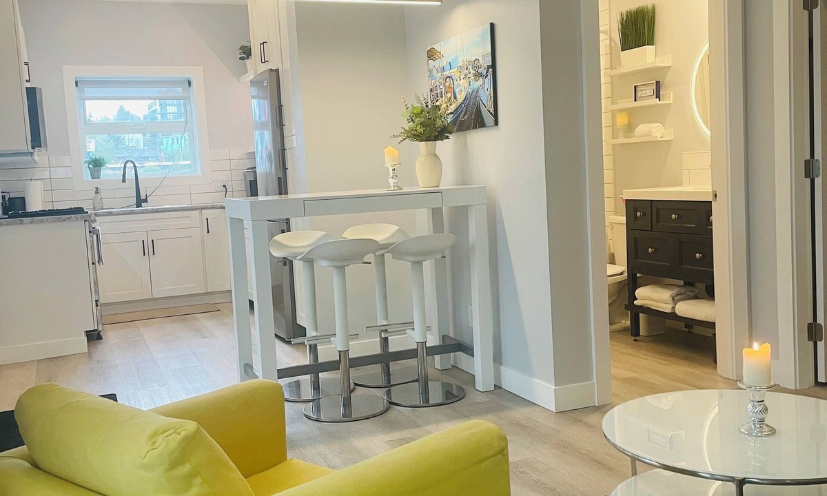 Lower Lonsdale Boat Rental | Floating Speakeasy Retreat | Unique & Modern | Minutes to SeaBus & Downtown