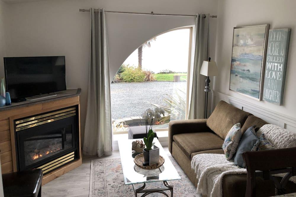 Regional District of Nanaimo Resort | FREE kIds kayak included with Beachfront 2bdrm Hot tub, bonfires, oysters/clams