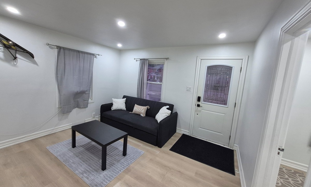 Trenton House | Freshly Renovated 2 bedroom house with big patio and backyard