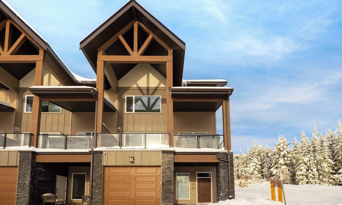 Big White Ski Resort Ski Chalet | Frosty Pines | 5-Bedroom Chalet Ski-In/Ski-Out