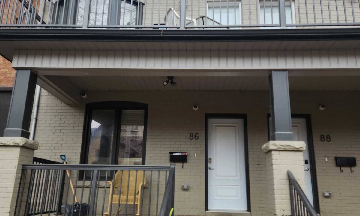 Downtown Toronto House | Fully furnished rooms near Eaton Centre in downtown Toronto, (girls only)