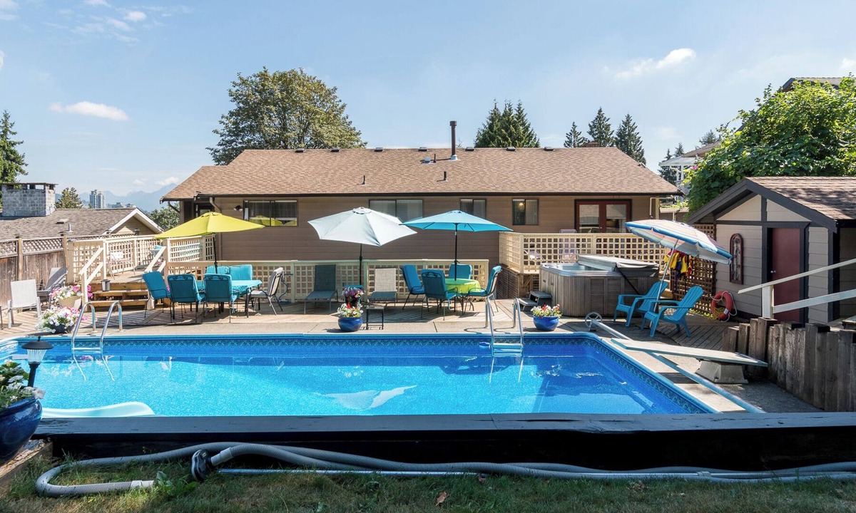 Coquitlam House | Fun and Comfy House with Pool and Hot Tub