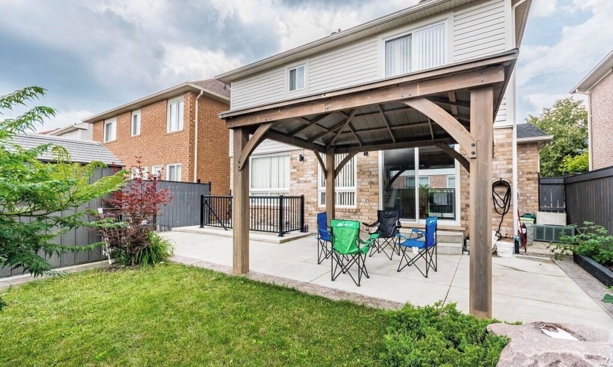 Mount Pleasant Apartment | Garden 2 Bedroom Apartment - Free Parking/Wifi/Laundry/Workstation