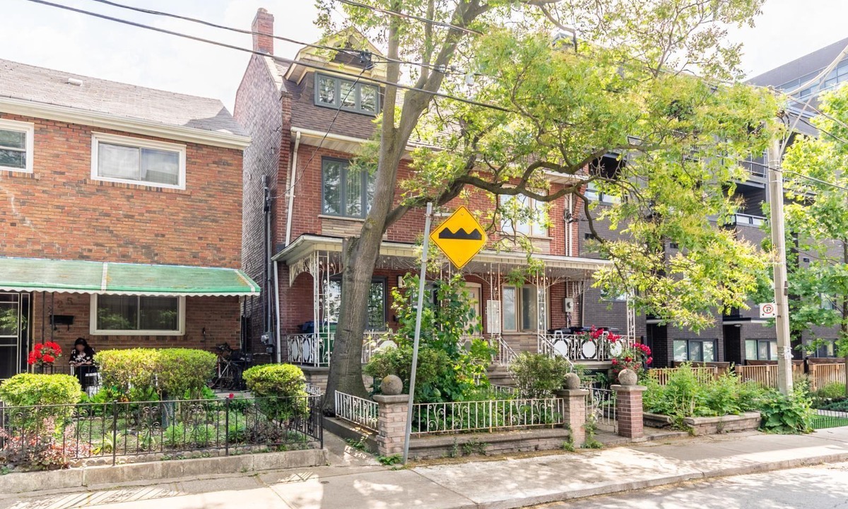 Little Italy Apartment | GLOBALSTAY. Modern Bsm in the Heart of Toronto. HOT TUB, BBQ.