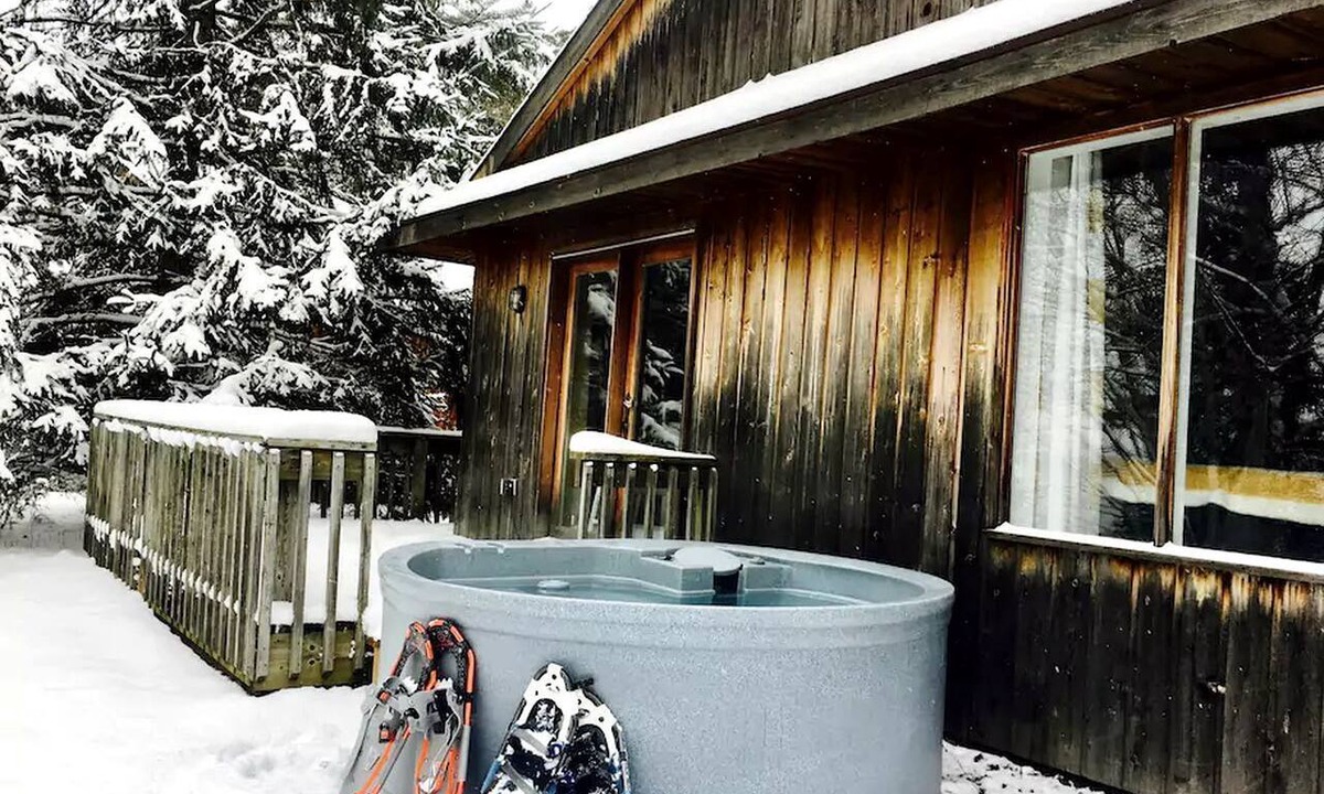 Strong Cabin | Gorgeous Cabin Rental with Spacious Deck on Lake Bernard, Ontario