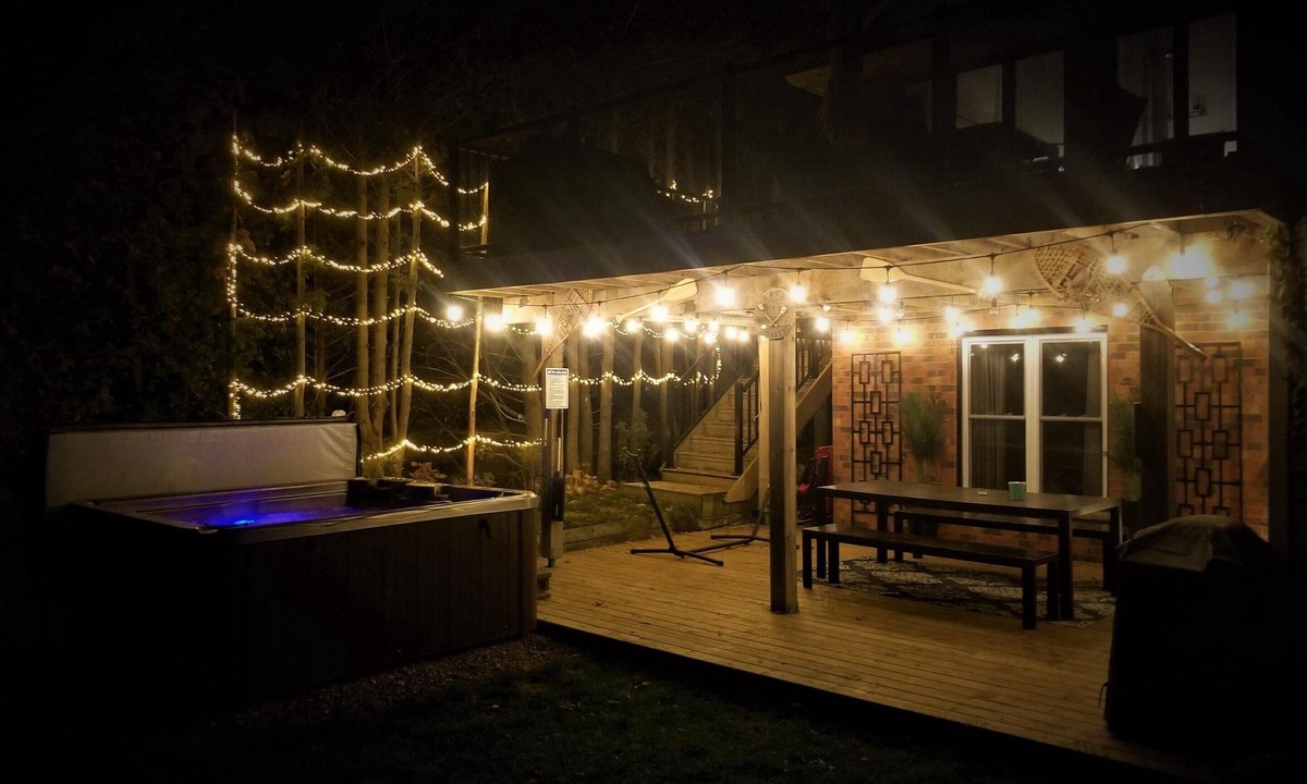 Puslinch House | Gorgeous lakefront getaway mere minutes from city amenities- with hot tub!