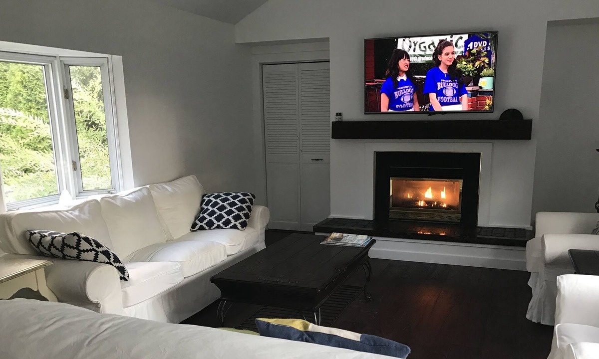 Thornbury House | Gorgeous rental home on Street across from Georgian Bay - Hot Tub - views