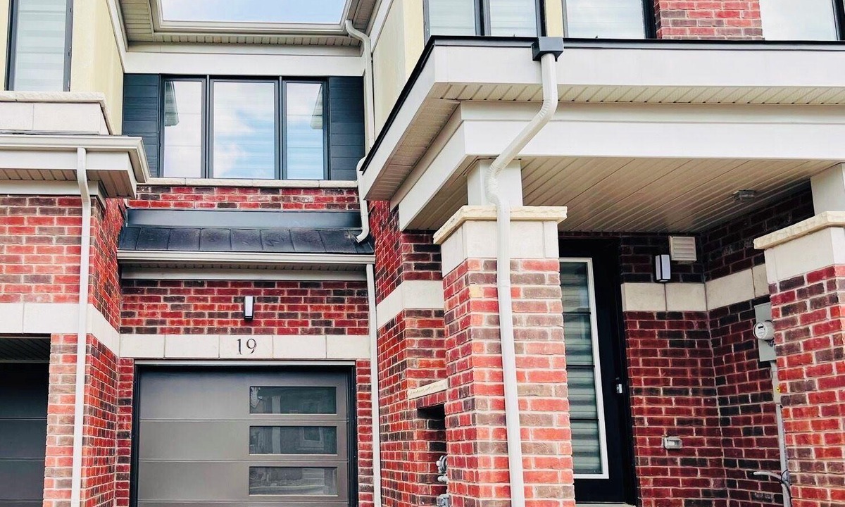 North Dumfries House | Gorgeous Townhome close to Conestoga College, Hwy401, Bluff Park & downtown