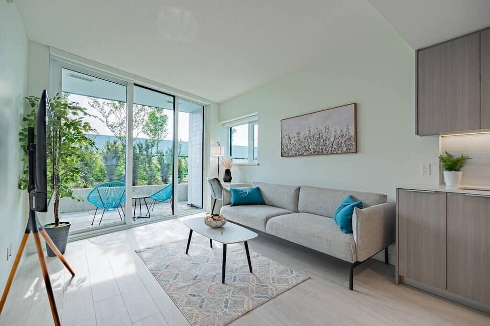 District of North Vancouver Apartment | Gorgeous Unit with Large Patio