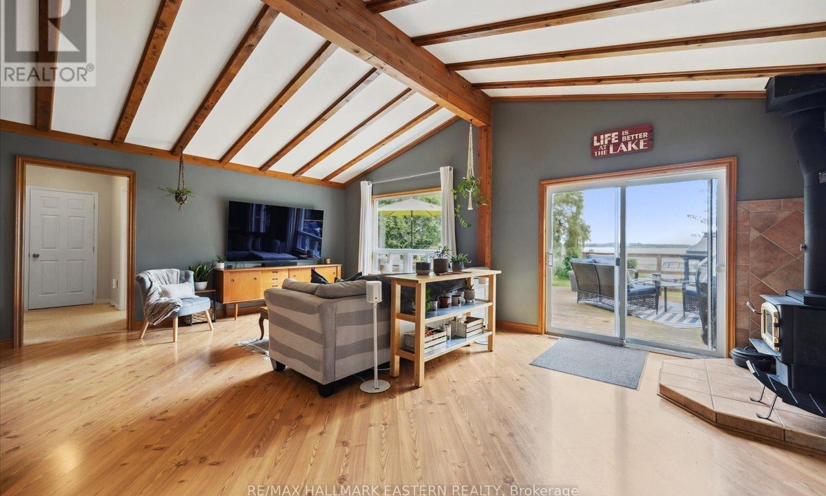 Kawartha Lakes House | Gorgeous Waterfront Pigeon Lake Cottage 15mins from Bobcaygeon