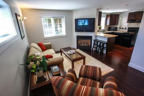 Central Lonsdale House | Grand Boulevard Retreat- quiet suite in North Vanc