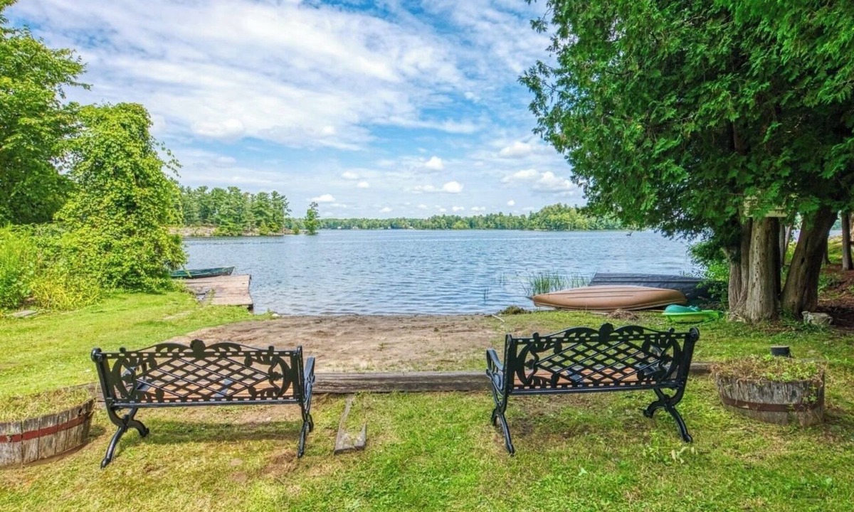 Frontenac House | Grand House on Sydenham Lake - a fishing Paradise