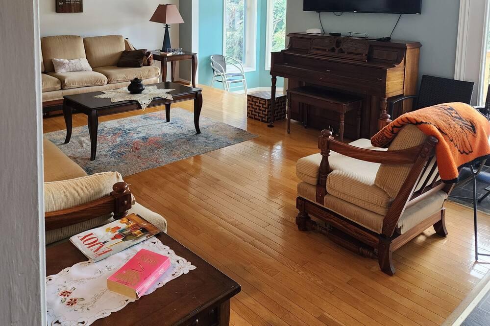 Baie Verte House | Great home for family &/or friend gatherings with a beautiful view of the bay!