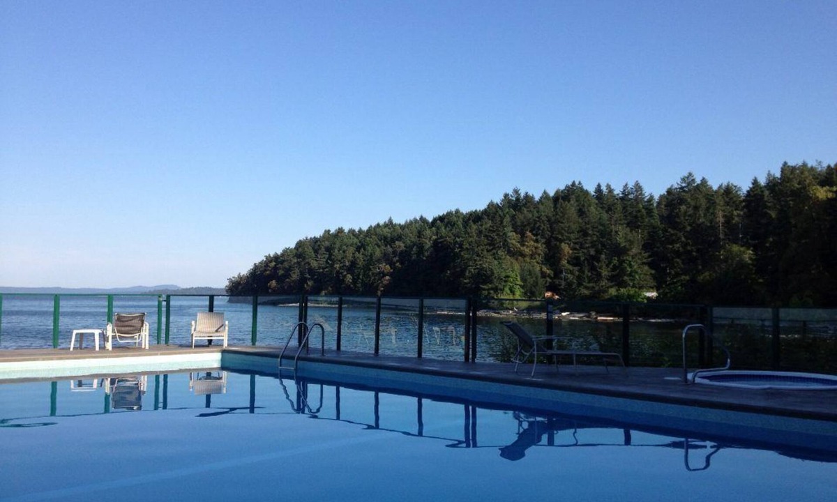 North Oyster House | Great Price ! Oceanfront , outdoor pool & hot tub Fall SPECIAL 155.00 a night