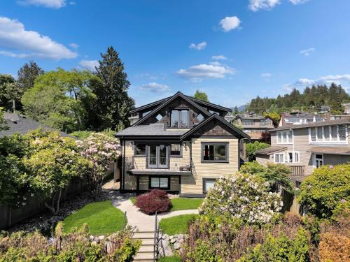 Ambleside Villa | Great West Vancouver house with hot tub, across from beach & 10 mn to Downtown Vancouver