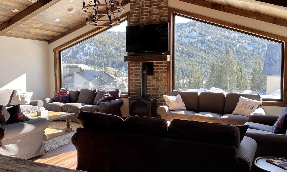 Hemlock Valley House | Green Giant B - Luxury mountain retreat 6 bedroom, ski in/out, 9 person hot tub
