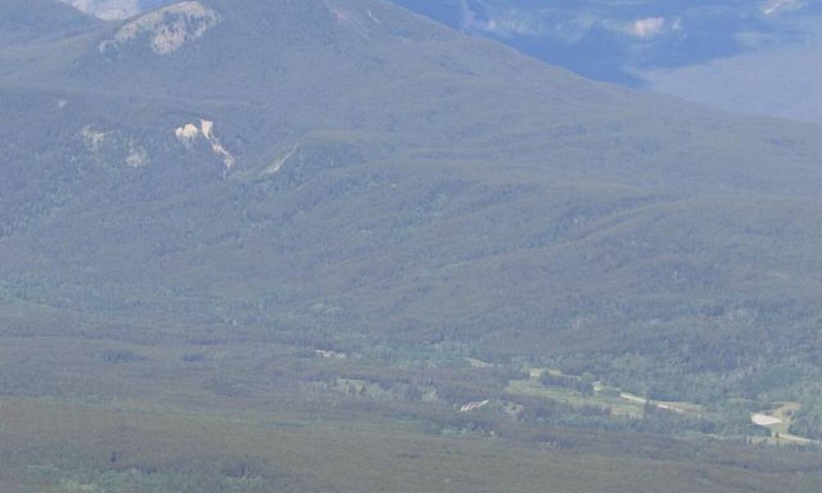 Division No. 3 Cabin | Group Cabin Lodge Surrounded by Nature with Beautiful Hiking Trails and Views in Alberta