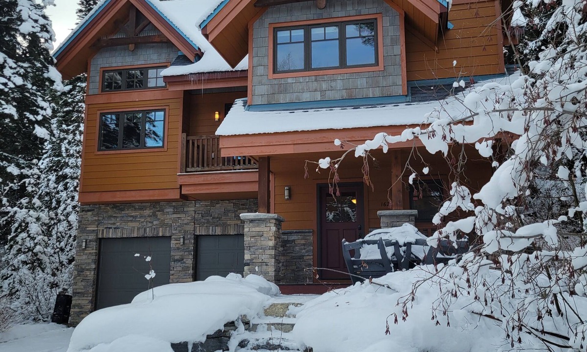 Golden Ski Chalet | Gunners Lodge - True Ski-In/Ski-Out, Hot Tub, Sleeps 13