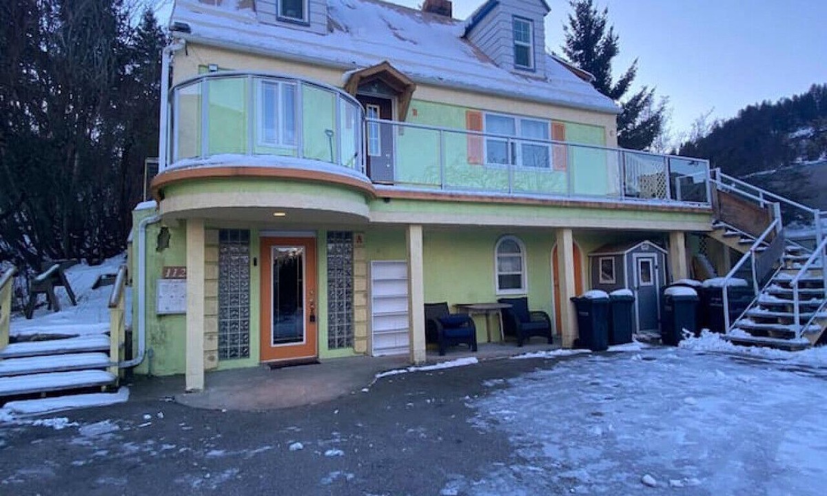 Castlegar Apartment | Hanna's Downtown Suite