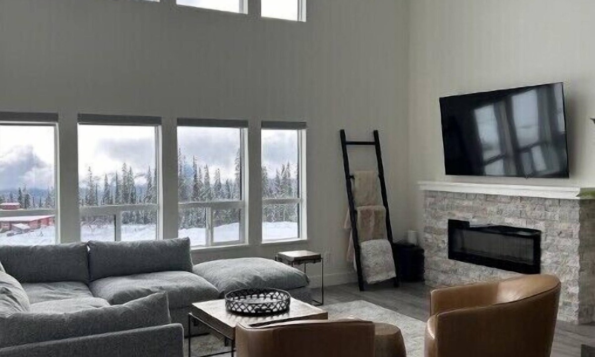 Big White Ski Resort Ski Chalet | Happy Valley penthouse 3 bed chalet, ski in and out, pet friendly