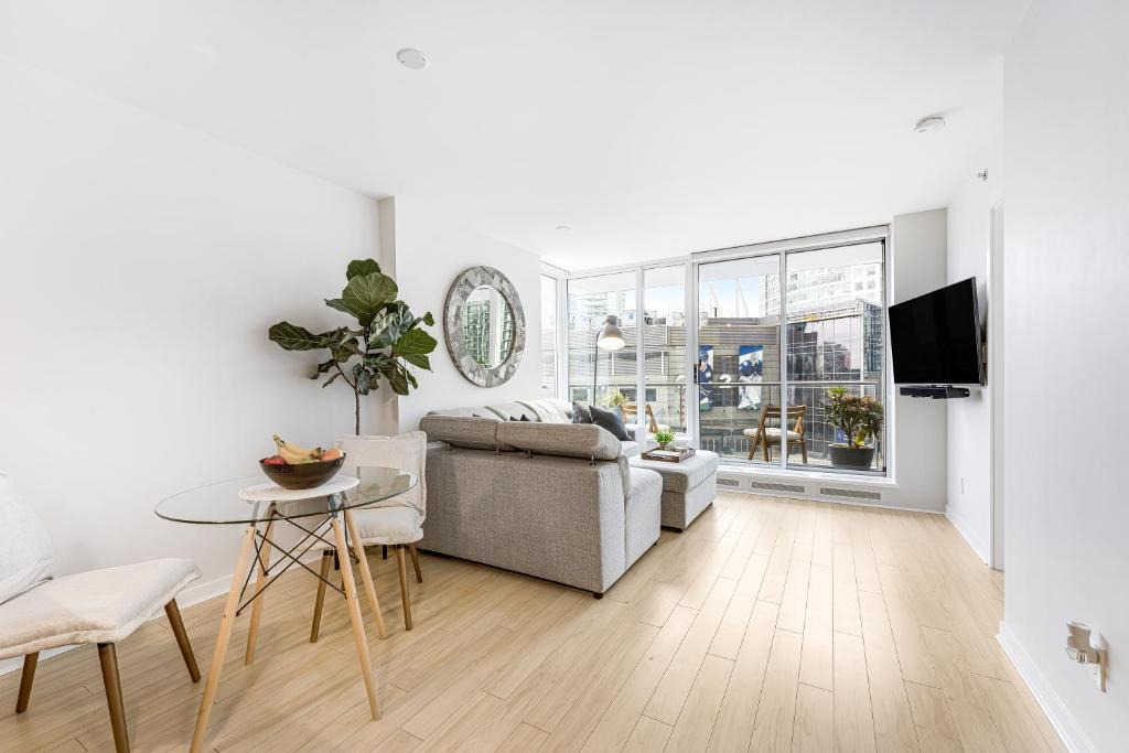 Crosstown Apartment | Heart of Downtown Entire Condo - Parking, Pool, Gym, Office, AC